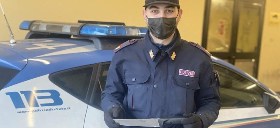 Prima minaccia la compagna con un coltello alla gola e poi aggredisce gli agenti intervenuti per fermarlo